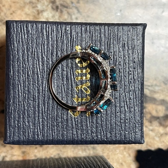 Stauer 3 Stone London Blue Topaz Ring Sizes 6 and 7 - Picture 3 of 4